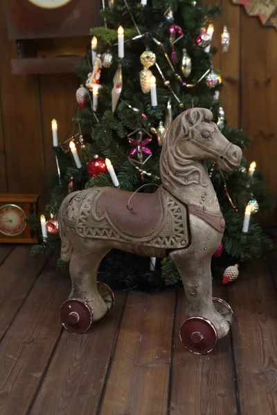 Interior Ano Novo Brinquedo Cavalo Cadeira Balanço Sob Árvore — Fotografia de Stock