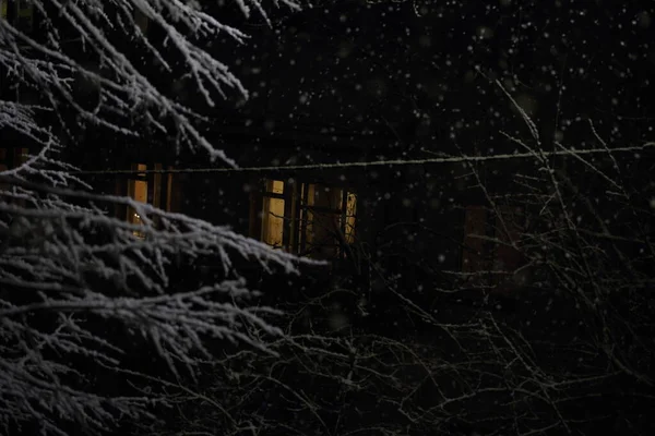 Fönstret Tänds Mot Bakgrund Fallande Snö — Stockfoto