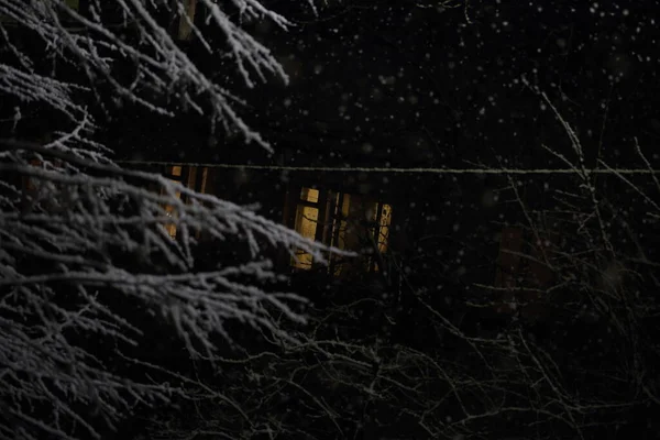Ventana Está Iluminada Sobre Fondo Nieve Que Cae — Foto de Stock