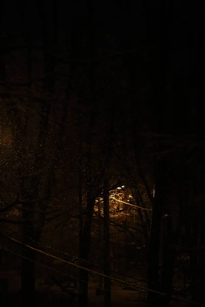 Ventana Está Iluminada Sobre Fondo Nieve Que Cae — Foto de Stock