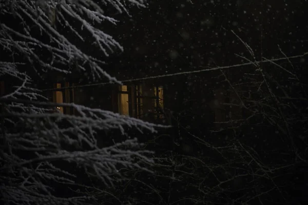 Fönstret Tänds Mot Bakgrund Fallande Snö — Stockfoto