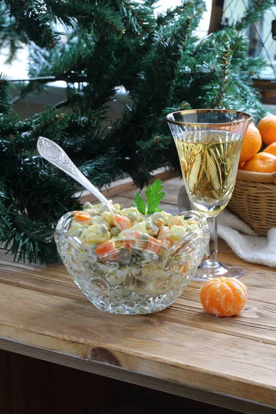 Šampaňské Sklenici Mandarinky Olivierův Salát Stole Vánočního Stromku — Stock fotografie