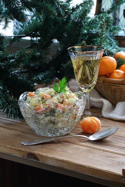 Yeni Yıl Ağacının Yanında Şampanya Mandalina Salata — Stok fotoğraf