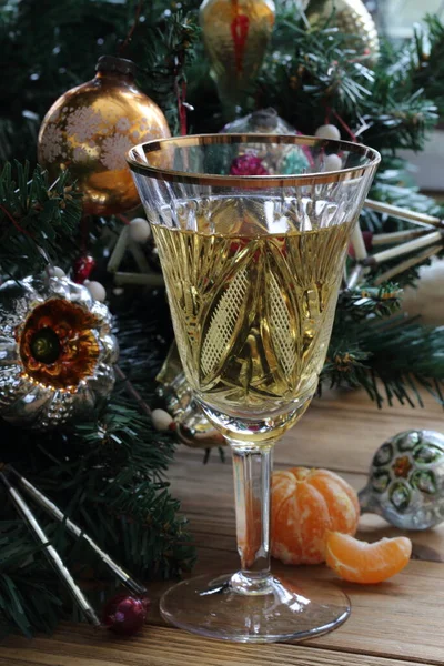 Champán Con Mandarinas Fondo Del Árbol Navidad —  Fotos de Stock