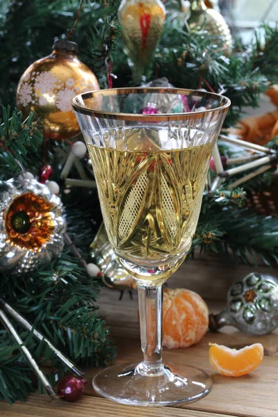 Champagner Mit Mandarinen Auf Dem Hintergrund Des Weihnachtsbaums — Stockfoto