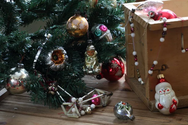 圣诞树上的树枝上挂着老式的圣诞玩具 圣诞节使他们在盒子里玩金银花 — 图库照片