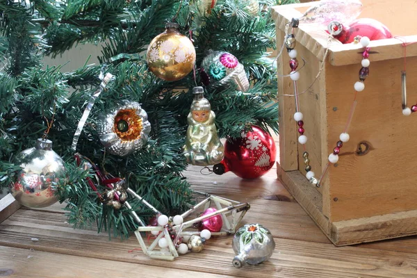 クリスマスツリーの枝にヴィンテージクリスマスのおもちゃ クリスマスのおもちゃ箱の中にティンセル — ストック写真