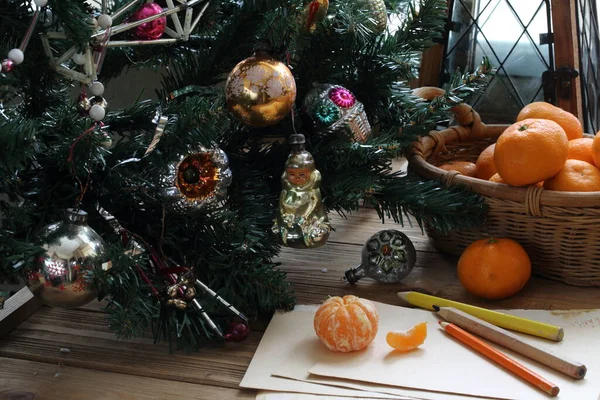 Noel Ağacının Dallarında Eski Noel Oyuncakları Sepette Mandalinalar — Stok fotoğraf