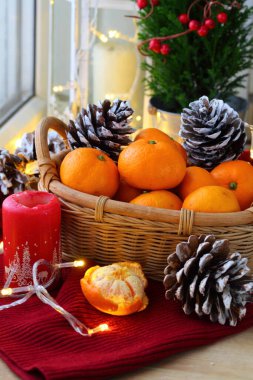 Mandalina sepeti ve dekoratif böğürtlenlerle dolu bir yılbaşı.