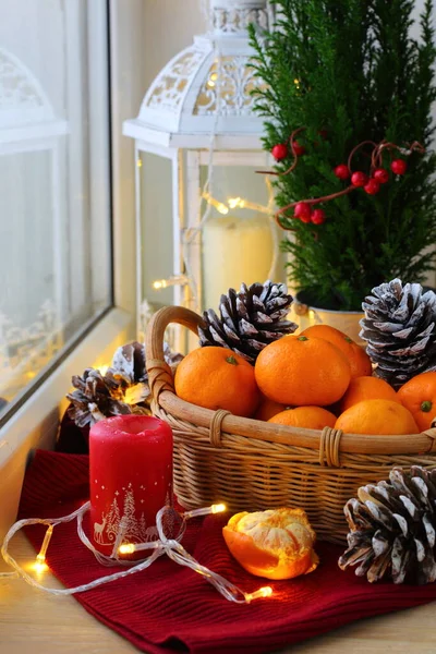 Tangerines Een Rieten Mandje Met Zilveren Kegels Nieuwjaarsdecor — Stockfoto