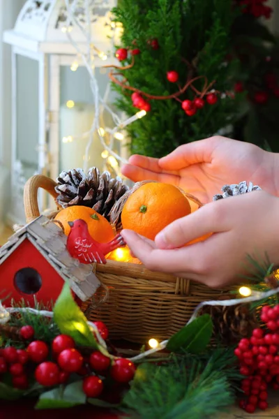 Tangerinas Nas Palmas Das Crianças Tangerinas Cones Nas Mãos Uma — Fotografia de Stock