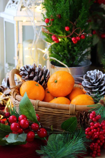 Mandalinalar sepetinde gümüş koniler ve yeni yıl dekoruyla