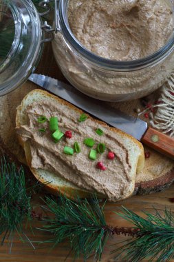Etli sandviç ve şifalı otlar. Tahta bir masada karaciğer ezmesi