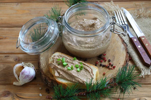 Sandwich Con Carne Hierbas Paté Hígado Sobre Una Mesa Madera — Foto de Stock