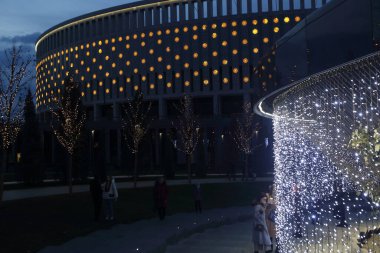 Parkın güzel gece aydınlatması. Kışın park et.