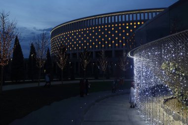 Parkın güzel gece aydınlatması. Kışın park et.