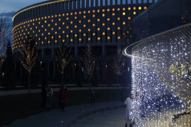 Parkın güzel gece aydınlatması. Kışın park et.