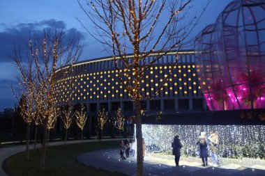 Parkın güzel gece aydınlatması. Kışın park et.