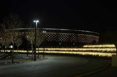 Parkın güzel gece aydınlatması. Kışın park et.