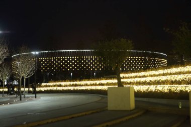 Parkın güzel gece aydınlatması. Kışın park et.