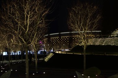 Parkın güzel gece aydınlatması. Kışın park et.