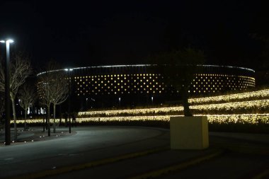 Parkın güzel gece aydınlatması. Kışın park et.
