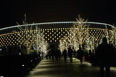 Parkın güzel gece aydınlatması. Kışın park et.