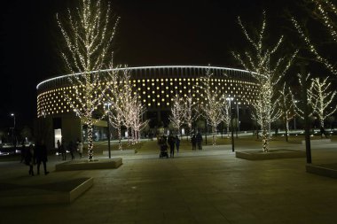 Parkın güzel gece aydınlatması. Kışın park et.