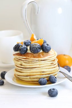 Beyaz arka planda yaban mersinli krep.