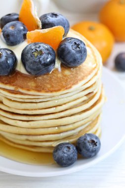 Beyaz arka planda yaban mersinli krep.