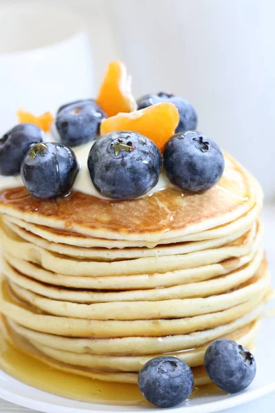 Panekuk Dengan Blueberry Pada Latar Belakang Putih — Stok Foto