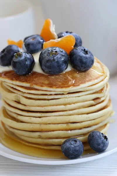 Panekuk Dengan Blueberry Pada Latar Belakang Putih — Stok Foto