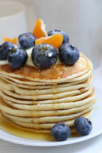 Pfannkuchen Mit Blaubeeren Auf Weißem Hintergrund — Stockfoto