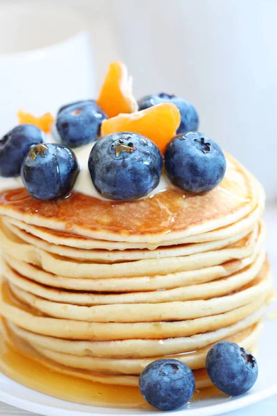 Panquecas Com Mirtilos Fundo Branco — Fotografia de Stock