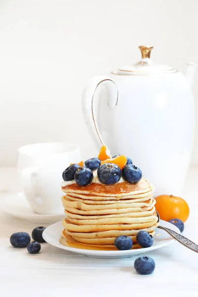 Panquecas Com Mirtilos Fundo Branco — Fotografia de Stock