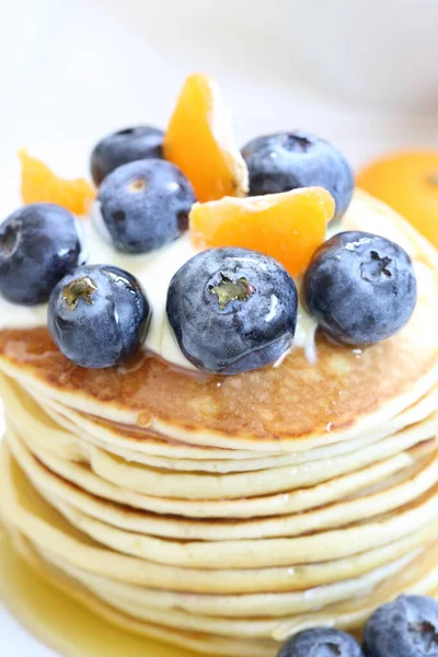 Panekuk Dengan Blueberry Pada Latar Belakang Putih — Stok Foto