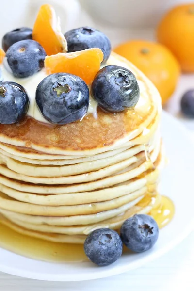 Panekuk Dengan Blueberry Pada Latar Belakang Putih — Stok Foto