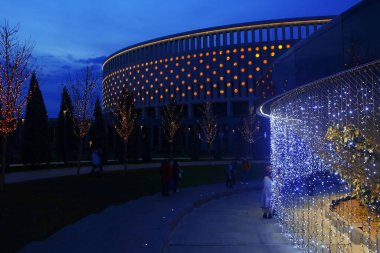 Bir park. Güzel bir parkın gece aydınlığı