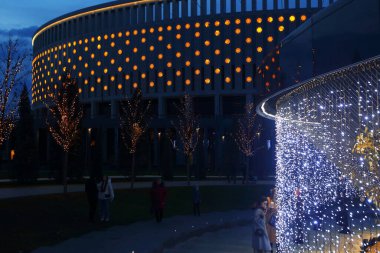 Bir park. Güzel bir parkın gece aydınlığı