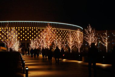 Güzel bir parkın gece aydınlığı