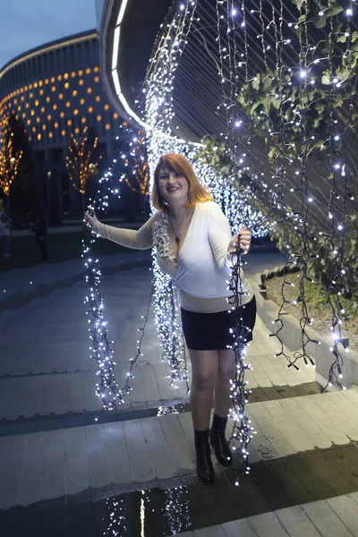 Menina Bonita Parque Com Iluminação Noite — Fotografia de Stock