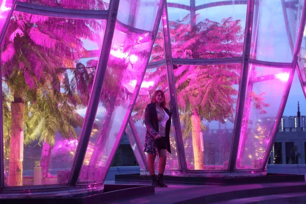 Menina Bonita Parque Com Iluminação Noite — Fotografia de Stock