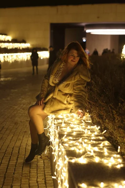 Красивая Девушка Парке Вечерним Освещением — стоковое фото