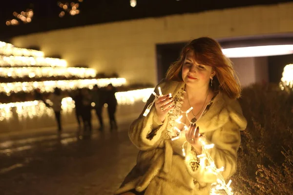 Menina Bonita Parque Com Iluminação Noite — Fotografia de Stock