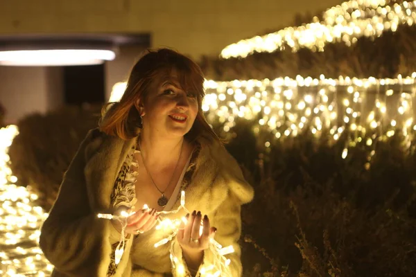 Menina Bonita Parque Com Iluminação Noite — Fotografia de Stock