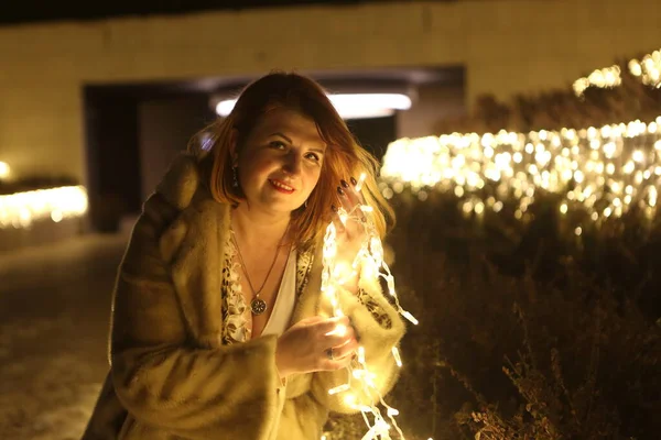 Menina Bonita Parque Com Iluminação Noite — Fotografia de Stock