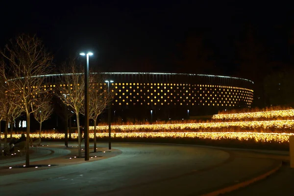 Güzel bir parkın gece aydınlığı