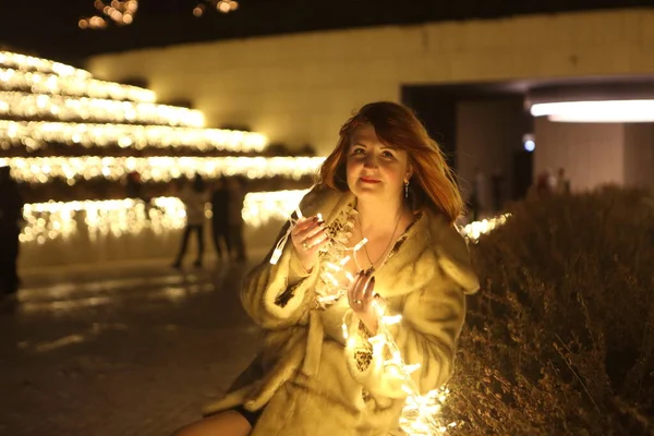 Menina Bonita Parque Com Iluminação Noite — Fotografia de Stock