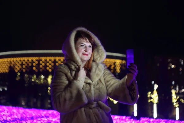 Menina Bonita Parque Com Iluminação Noite — Fotografia de Stock