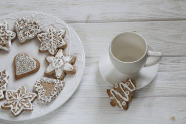 Beyaz jöleli Noel kurabiyeleri ve kahve.
